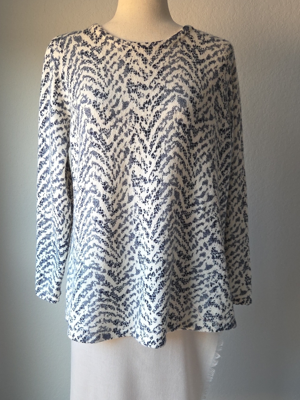 Croft And Barrow Large Crew Neck Animal Snow Leopard Sweater Cream Off White